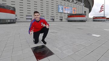 Lucas posa con su placa en el Paseo de Leyendas del Metropolitano.
