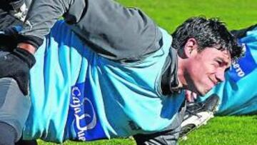 <b>ESTIRANDO. </b>Pedro Oldoni en el entrenamiento de ayer. Aún porta más ropa de abrigo que cualquier otro jugador, pero ya nota que las temperaturas mejoran en Valladolid.