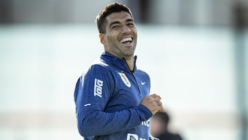 El mítico goleador de La Celeste publicó un mensaje a través de sus redes sociales. Diego Godín se sumó a los mensajes de reconocimiento.