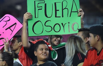 Mexico fans await the start of the Mexico v Honduras quarterfinal CONCACAF Gold Cup match, July 20, 2017 at the University of Phoenix Stadium in Glendale, Arizona.   / AFP PHOTO / Robyn Beck