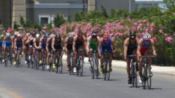 Fernando Alarza lidera el pelotón ciclista en el triatlón de los Juegos Europeos.