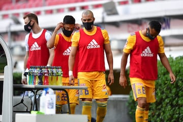 Los jugadores de Tigres no dejaron el cubreboca pese a ir a calentar durante el juego frente a Mazatlán