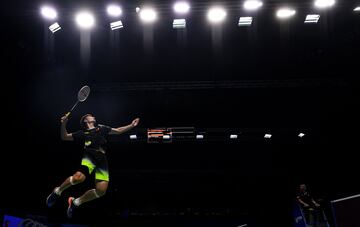 Shi Yuqi de China golpea un tiro contra Rajiv Ouseph de Inglaterra en el partido de individuales masculino durante el Campeonato Mundial de Bádminton en Nanjing.