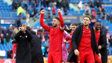 MADRID, 30/03/2024.- Sergio Ramos del Sevilla celebra la victoria ante el Getafe tras el partido correspondiente a la jornada 30 de LaLiga, entre el Getafe y el Sevilla FC, disputado este sábado en el Estadio Coliseum de Madrid. EFE/ Zipi