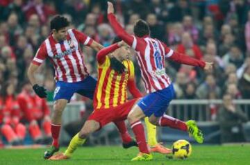 Busquets intenta llevarse el balón entre Costa y Koke.