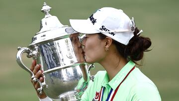 SOUTHERN PINES, NORTH CAROLINA - JUNE 05: Minjee Lee of Australia poses with the trophy after winning the 77th U.S. Women's Open at Pine Needles Lodge and Golf Club on June 05, 2022 in Southern Pines, North Carolina.   Jared C. Tilton/Getty Images/AFP
== FOR NEWSPAPERS, INTERNET, TELCOS & TELEVISION USE ONLY ==