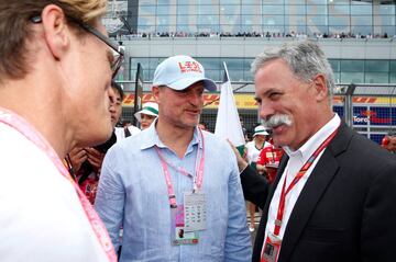 El actor Woody Harrelson y Chase Carey, presidente de la F1.