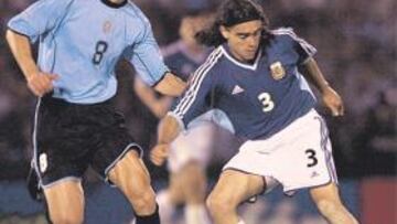 <b>BAJO SOSPECHA. </b>De los Santos y Sorín, en un Uruguay-Argentina.