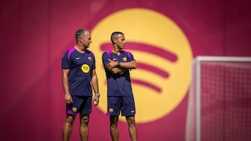 Thiago Alcántara, junto a Hansi Flick en el entrenamiento