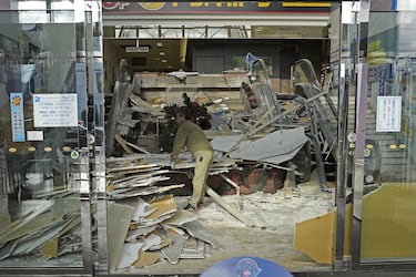 Un trabajador limpia unas instalaciones comerciales en Hachinohe, prefectura de Aomori, noreste de Japón, el 9 de diciembre de 2025, tras un fuerte terremoto la noche anterior.