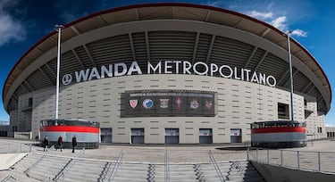 La crisis del ftbol puede adelantar el bautismo de los grandes estadios.