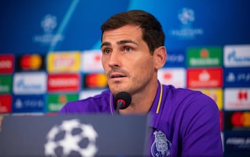 El portero español del Oporto, Iker Casillas, en rueda de prensa antes del partido de Champions League entre el Schalke 04 contra OPorto y que supondrá la vigésima temporada consecutiva del portero jugando en Champions