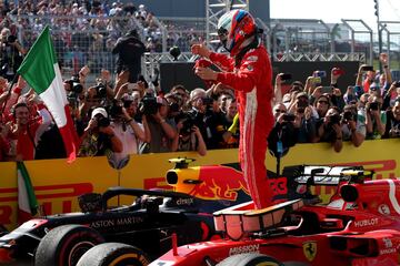 Kimi Raikkonen celebra la victoria en el circuito de Las Américas. 