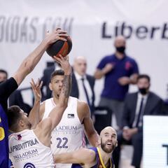 Mirotic se desquita en la victoria del Barça ante el Madrid