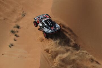 Carlos Sainz y Lucas Cruz durante la sexta etapa del Rally Dakar con un recorrido en Shubaytah, en pleno en Empty Quarter, en Arabia Saudí.