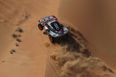 Carlos Sainz y Lucas Cruz durante la sexta etapa del Rally Dakar con un recorrido en Shubaytah, en pleno en Empty Quarter, en Arabia Saudí.
