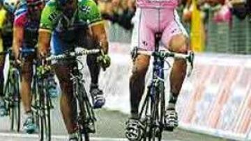 <b>POR POCO.</B> Sólo Isaac Gálvez puso en aprietos a Alessandro Petacchi en el sprint de Avezzano.