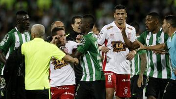 Los jugadores de Huracán discuten luego del final del partido.