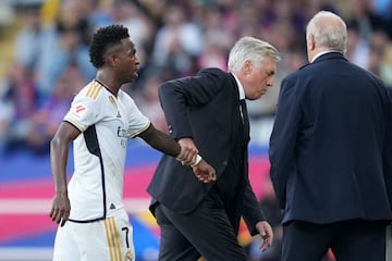 Carlo Ancelotti se tuvo que llevar de la mano a Vinicius para que este no calentara más el encuentro del Clásico.