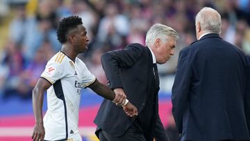 Carlo Ancelotti se tuvo que llevar de la mano a Vinicius para que este no calentara más el encuentro del Clásico.