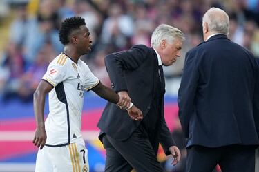 Carlo Ancelotti se tuvo que llevar de la mano a Vinicius para que este no calentara más el encuentro del Clásico.
