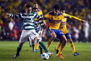 La llave más importante entre ambos equipos data del Apertura 2011, en el que los felinos rompieron con un ayuno de 29 años sin título. La ida terminó 0-1 para Tigres en Torreón. La vuelta estuvo envuelta en polémica arbitral, gracias a Marco Antonio Rodríguez, quien expulsó a Oswaldo Sánchez, señaló penal y el portero suplente de Los Guerreros, Miguel Becerra, detuvo el penal de Lucas Lobos. En el complemento los felinos despertaron y vencieron por 3-1 para su tercer título.