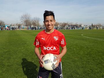 El extremo del cuadro rojo ha llamado la atención por su olfato goleador y con 17 años, ya suena para debutar con Independiente.