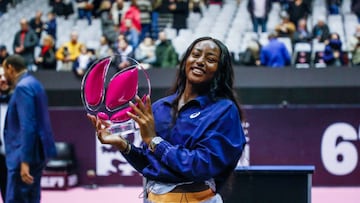 La tenista estadounidense Alycia Parks posa con el trofeo de campeona del Open 6e Sens Metropole, el torneo WTA 250 de Lyon