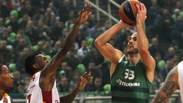 Nick Calathes lanza ante Russ Smith.