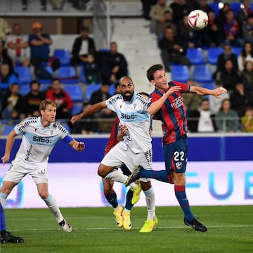 Fali disputando un balón con la defensa del Huesca. Foto: Cádiz CF.