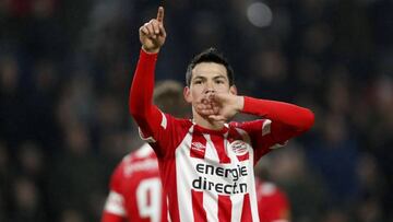 Hirving Lozano jugando con el PSV. 