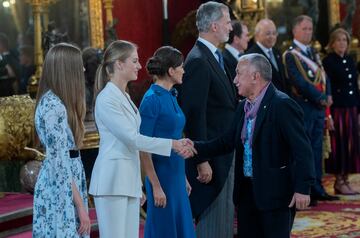 La Princesa Leonor saluda al secretario general de UGT, Pepe Álvarez, durante el besamanos en el Palacio Real con ocasión del Juramento de la Constitución.
