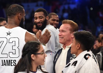 Arnold Schwarzenegger y LeBron James se saludaron. 