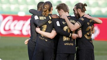 Los jugadores del Bar&ccedil;a celebran el 0-1 en Elche.