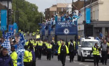 WOL010 LONDRES (REINO UNIDO) 25/05/2015.- Los aficionados del Chelsea acalaman a los jugadores de su equipo durante la celebración de la victoria en la Premier League en Londres (Reino Unido) hoy, lunes 25 de mayo de 2015. EFE/Will Oliver