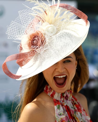 La Dubai World Cup 2024 comienza este sábado, 30 de marzo, en el hipódromo de Meydan en Dubai, Emiratos Árabes Unidos. Se repartirán 30.500.000 de dólares incluyendo los 12 millones de la prueba central. En sus alrededores pasean y disfrutan del evento los asistentes siempre presumiendo de sus mejores galas.