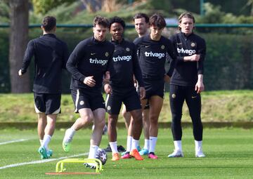 Los jugadores del Chelsea preparan su partido ante el Madrid.