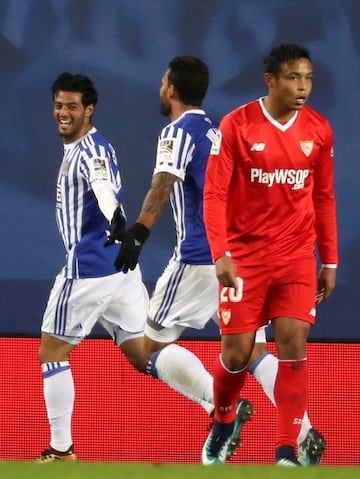 GRAF5714. San Sebastián, 20/12/2017.- El delantero mexicano de la Real Sociedad, Carlos Vela (i), celebra el tercer gol del equipo donostiarra durante el encuentro correspondiente a la jornada diecisiete de primera división que han disputado esta noche frente al Sevilla en el estadio Anoeta de San Sebastián. EFE/Juan Herrero.