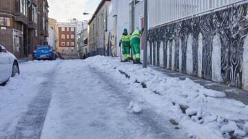14/01/2021 Operarios de Limpieza y Zonas Verdes del Ayuntamiento de Madrid limpian de nieve las inmediaciones del Colegio Lope de Vega de Madrid (Espa&ntilde;a), a 14 de enero de 2021. El alcalde de Madrid ha reconocido este jueves que el regreso de los a