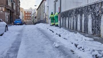 14/01/2021 Operarios de Limpieza y Zonas Verdes del Ayuntamiento de Madrid limpian de nieve las inmediaciones del Colegio Lope de Vega de Madrid (España), a 14 de enero de 2021. El alcalde de Madrid ha reconocido este jueves que el regreso de los a