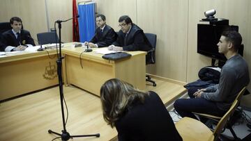 GRA057. MADRID, 21/02/2017.- El futbolista del Atlético de Madrid Lucas Hernández (d), durante el juicio que investiga el incidente que protagonizó junto a su novia el pasado 2 de febrero en su piso de Madrid, por el que la Fiscalía pide siete meses de cárcel para él y cuatro para ella. EFE/Juan Carlos Hidalgo