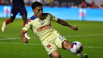 Aug 4, 2023; Bridgeview, IL, USA; Club America midfielder Alex Zendejas (17) kicks the ball against the Chicago Fire during the second half at SeatGeek Stadium. Mandatory Credit: Mike Dinovo-USA TODAY Sports