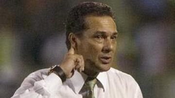 El Palmeiras despidió hoy a su técnico, Vanderlei Luxemburgo, por criticar en Twitter la falta de profesionalismo del delantero Keirrison en su traspaso al Barcelona, informó hoy el entrenador brasileño.