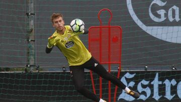 Rub&eacute;n Blanco detiene un bal&oacute;n durante un entrenamiento del Celta en las instalaciones de A Madroa. 