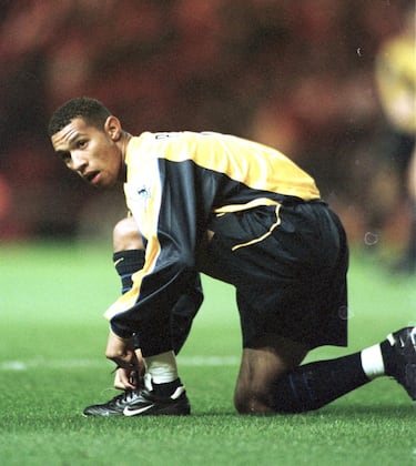 Debutó con 16 años en 1999,pero no consiguió hacerse con un hueco en la rotación del Arsenal. Durante las 7 temporadas que fue propiedad del Arsenal solo consiguió ser titular en 5 encuentros.  Su irregularidad lo llevó a buscar oportunidades en otros clubes, pero su talento eléctrico sigue siendo recordado por los que lo vieron en sus inicios.