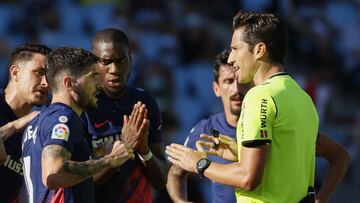 VIGO (PONTEVEDRA), 15/08/2021.- Los jugadores del Atl&eacute;tico de Madrid protestan una decisi&oacute;n arbitral en el partido de LaLiga ante el Celta que se disputa este domingo en el estadio de Bala&iacute;dos. EFE/lavandeira jr