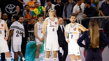 Alberto Abalde y Facundo Campazzo, jugadores del Real Madrid, tristes tras la derrota en la final de la Copa del Rey de baloncesto 2025 frente al Unicaja.