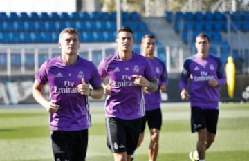 James Rodríguez entrena al lado de sus compañeros.