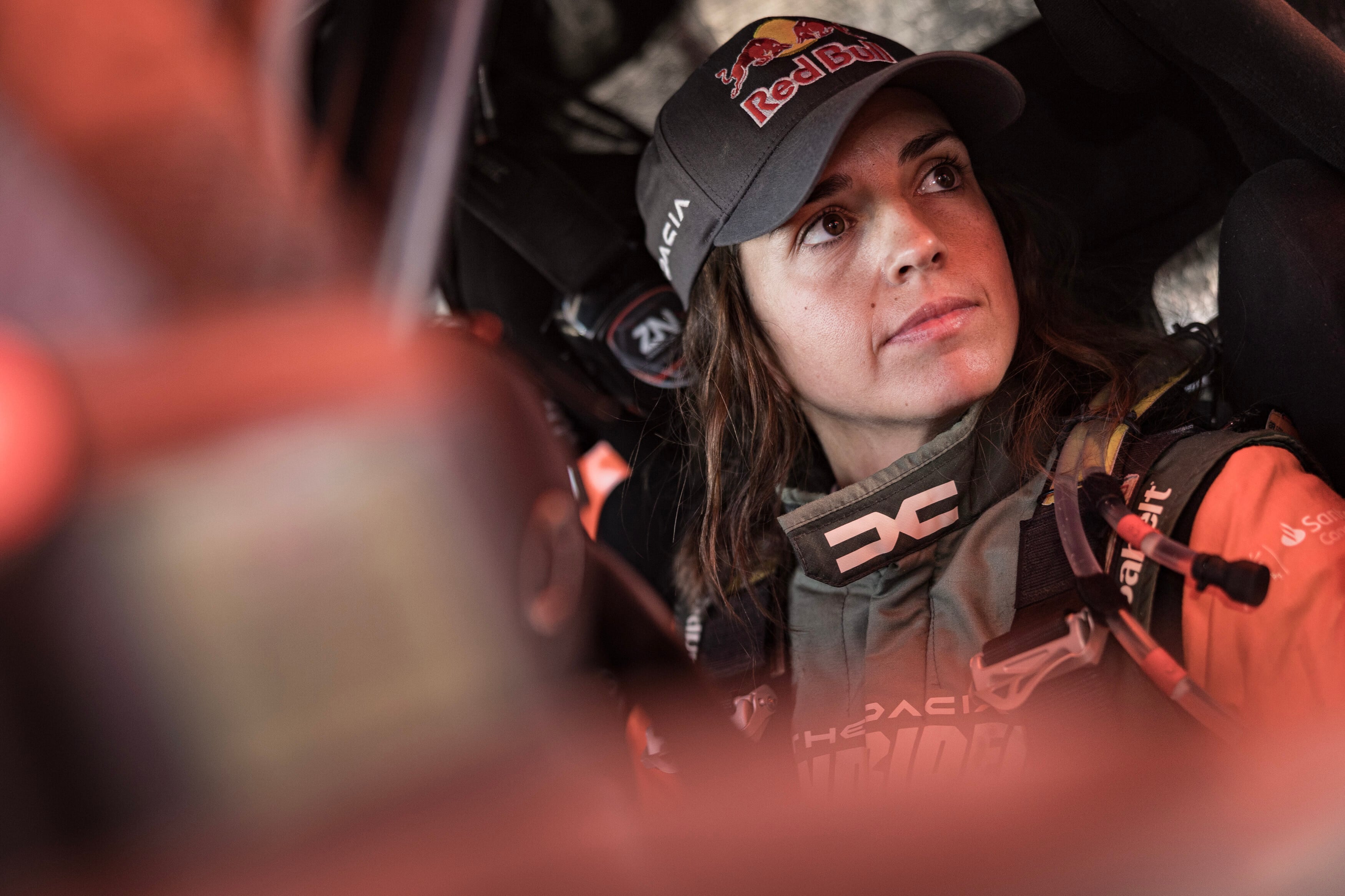 Cristina Gutiérrez en el Dacia del Dakar con el que participará en el Rally de Marruecos.