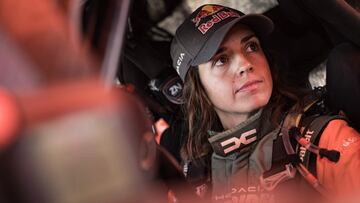 Cristina Gutiérrez en el Dacia del Dakar con el que participará en el Rally de Marruecos.